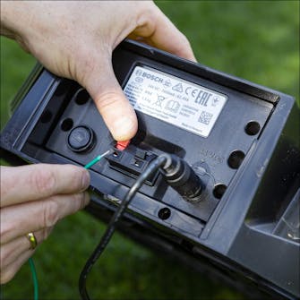 Koble kabelen til ladestasjonen Koble kabelen til ladestasjonen